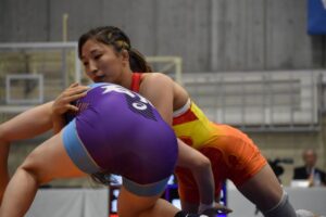 レスリング女子53キロ級で攻める千葉の須崎優衣＝29日、栗東市民体育館