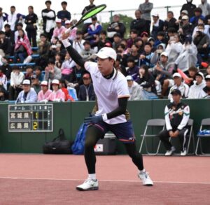 ソフトテニス成年男子決勝で戦う広島の上松俊貴選手＝４日、長浜市民庭球場