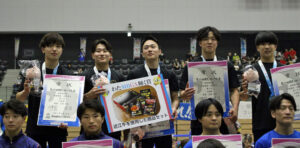 成年男子体操団体総合で優勝した大阪（上段）＝１４日