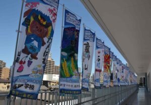 草津市内の学校が作成した都道府県への応援旗＝６日、草津市立プール