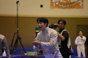 フェンシングの成年男子サーブル準決勝でチームメイトが得点し、喜ぶ東京の白井寛夢＝２日、ウカルちゃんアリーナ