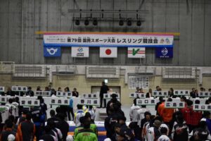 レスリングの開始式の様子＝29日、栗東市民体育館