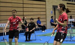 バドミントン成年女子決勝で得点を決めて喜ぶ郡司莉子選手（左）と松山奈未選手（右）＝１日、滋賀ダイハツアリーナ