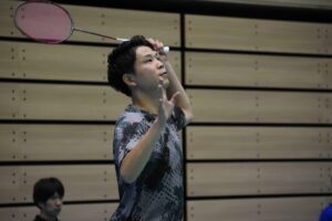 バドミントン成年男子決勝でプレーする滋賀の西川裕次郎＝１日、滋賀ダイハツアリーナ