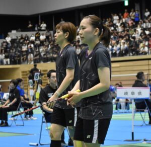 バドミントン成年女子決勝でプレーする岐阜の廣田彩花選手（左）と小西春七選手（右）＝１日、滋賀ダイハツアリーナ