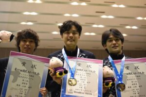フェンシングの成年男子サーブルで優勝した滋賀の選手たち＝２日、ウカルちゃんアリーナ