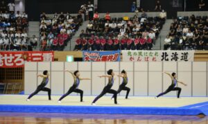 新体操少年男子団体で演技する大阪チーム＝７日