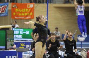 体操の成年女子のゆかの演技で着地を決める宮田笙子＝１４日