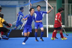 ホッケー少年男子決勝でゴールを決め喜ぶ岩手の佐々木玲緒選手＝５日、OSPホッケースタジアム