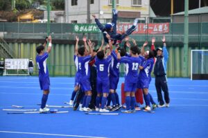 ホッケー少年男子で優勝を決めた岩手＝５日、OSPホッケースタジアム
