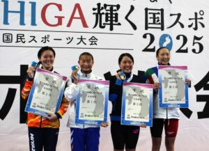 成年女子５０メートル自由形の表彰式＝１５日
