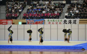 新体操少年男子団体で演技する神奈川チーム＝７日