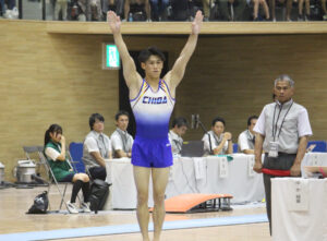 体操の成年男子団体総合、橋本（千葉）の演技＝１４日