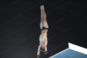 成年男子高飛び込みで演技を行う玉井陸斗＝１５日