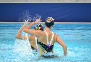 アーティスティックスイミングのフリールーティンで演技する滋賀チーム＝６日