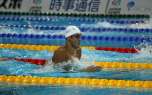 競泳成年男子２００メートル個人メドレー予選の牧野航介＝１３日