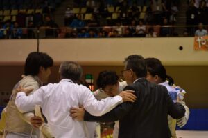フェンシングの成年男子サーブルと成年女子エペで優勝した滋賀県の選手たち＝２日、ウカルちゃんアリーナ