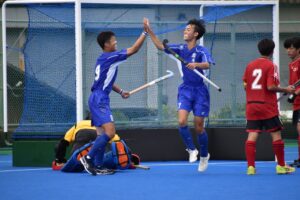ホッケー少年男子決勝で得点を決めて喜ぶ岩手の選手＝５日、OSPホッケースタジアム