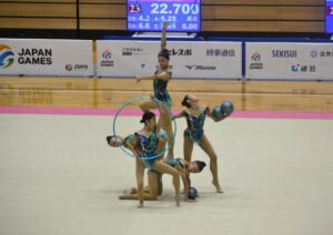 新体操少年女子団体で演技する岡山チーム＝７日