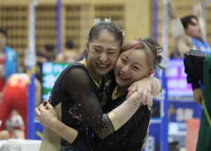 体操の成年女子に出場した深沢こころと宮田笙子＝１４日