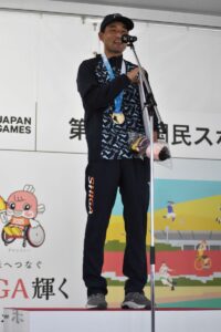 成年男子カヌーワイルドウオーターのカヤックシングル１５００メートルで２連覇を果たした滋賀の奥田翔悟＝３日、瀬田川特設カヌー競技場