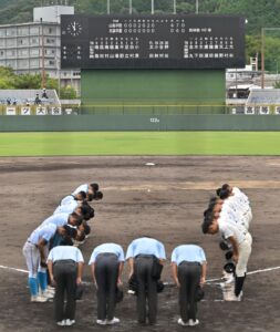 高校野球で導入された「７イニング制」の試合結果を示すスコアボード＝２９日、滋賀・マイネットスタジアム皇子山