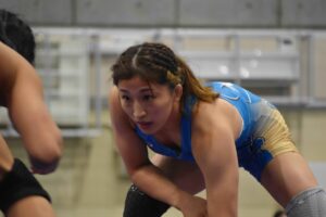 レスリング女子５３キロ級準々決勝の須崎優衣＝３０日、栗東市民体育館