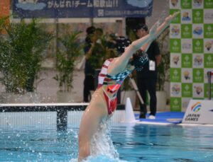 アーティスティックスイミングのフリールーティンで演技する大阪チーム＝６日
