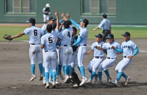 高校野球硬式で初優勝し、喜ぶ山梨学院ナイン＝２日、マイネットスタジアム皇子山