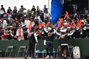 ソフトテニス成年男子優勝が決まり喜ぶ広島のチームと観客＝４日、長浜市民庭球場