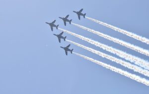 上空を航過するブルーインパルス＝８日、平和堂HATOスタジアム