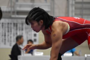 レスリング女子フリースタイル53キロ級２回戦に登場した高知の清岡もえ＝29日、栗東市民体育館