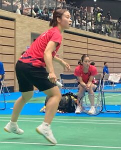 バドミントン成年女子決勝でプレーする熊本の栗原あかり選手＝１日、滋賀ダイハツアリーナ