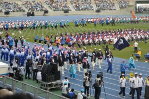 今年冬季大会開催の岡山県チームの入場行進＝２８日、滋賀・平和堂ＨＡＴＯスタジアム