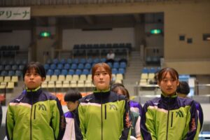 フェンシングの成年女子エペで２位に入った香川の選手たち＝２日、ウカルちゃんアリーナ