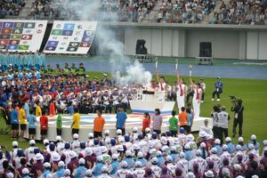 滋賀国スポ開会式の炬火風景＝２８日、平和堂ＨＡＴＯスタジアム