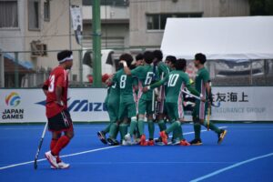 ホッケー成年男子決勝で同点に追い付いた栃木＝５日、OSPホッケースタジアム