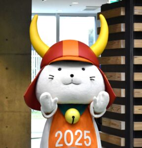 表彰式に駆け付けた彦根市のキャラクター「ひこにゃん」＝７日、プロシードアリーナＨＩＫＯＮＥ