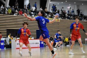 ハンドボール成年女子３位決定戦でシュートする熊本の服部沙也加選手＝７日