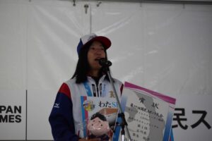 成年女子カヌーワイルドウオーターのカヤックシングル１５００メートルで優勝した石川の笹生裕子＝３日、瀬田川特設カヌー競技場
