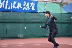 ソフトテニス成年女子準々決勝でプレーする兵庫の前田梨緒選手＝４日、長浜市民庭球場