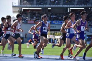 陸上の少年男子Ｂ３０００メートルの予選＝６日
