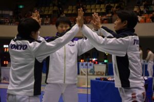 フェンシングの成年男子サーブル決勝前の東京の選手たち＝２日、ウカルちゃんアリーナ