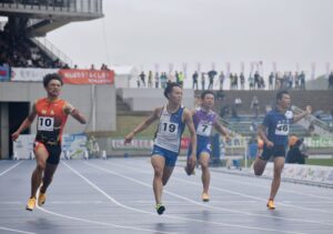 陸上の少年男子Ａ１００メートル決勝でゴールする清水空跳（左から２人目）＝５日