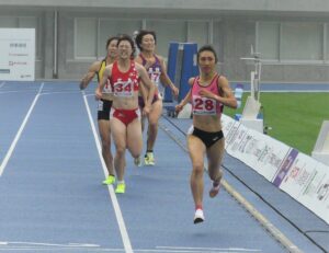 １位でフィニッシュする田中希実（兵庫・豊田自動織機）（右端）