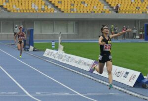 陸上成年女子５０００メートルを大会新で制した山本有真（愛知・名城大）（右）、後方は２位に終わった日本記録保持者の広中璃梨佳（長崎・日本郵政グループ）（１０日、宇都宮市・カンセキスタジアムとちぎ）