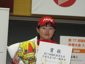 表彰台で賞状を持つ山田智子