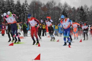 クロスカントリー成年男子リレーでスタートする選手ー２４日、上山市