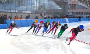 スピードスケート少年女子１５００メートル決勝でトップを走る北海道の河原（青）