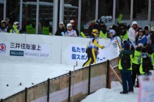 スペシャルジャンプ成年男子で優勝が決まり２位の内藤と握手する葛西